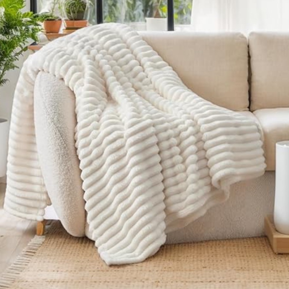 🌸Plush Throw  50”x70”  Off White/Cream